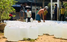 Thanh niên Đồng Tháp vận chuyển nước ngọt tặng người dân Bến Tre