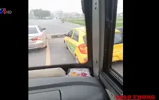 Hai xe 4 chỗ cố tình chèn ép, không cho xe khách vượt lên