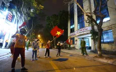 Người dân phố Trúc Bạch (Hà Nội) vui mừng khi dỡ bỏ lệnh cách ly