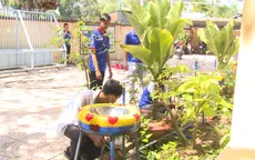 Lắp bồn rửa tay cho trường học từ vật dụng tái chế