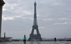 Tháp Eiffel (Pháp) thắp sáng để động viên các bác sỹ chiến đấu với dịch COVID-19
