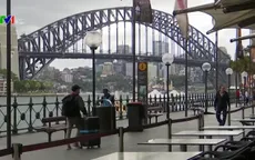 Australia đóng cửa các dịch vụ không thiết yếu