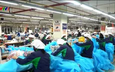 Tập trung sản xuất trang phục phòng dịch COVID-19