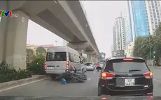 Chở hàng cồng kềnh, xe máy mất lái lao vào ô tô con