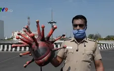 Cảnh sát Ấn Độ đội mũ bảo hiểm hình virus Corona