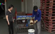 Ông lão gác việc nhà kéo xe hút đinh