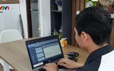 Nhiều người dân làm việc online tại nhà để phòng dịch COVID-19