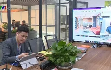 Làm việc tại nhà trong ngày đầu thực hiện cách ly