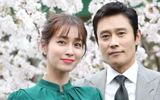 Lee Byung Hun đưa con trai tới thăm bà xã Lee Min Jung ở phim trường