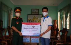 Học sinh đi xin nước rửa tay, khẩu trang về phát cho người dân phòng dịch