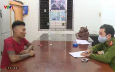 Bị nhắc nhở vì tụ tập đông người, thanh niên chửi bới rồi đánh công an