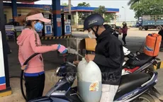 Người dân Vĩnh Long mua xăng dầu tích trữ