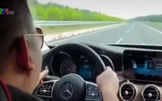 Tước giấy phép lái xe đối với tài xế chạy tốc độ 234km/h trên cao tốc Long Thành - Dầu Giây