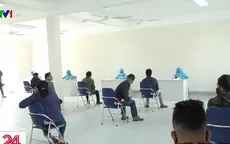 Bắt đầu test nhanh COVID-19 cho người mua, bán hoa tại chợ Quảng Bá