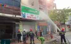 Cháy lớn tại cửa hàng bán thức ăn cho chó mèo ở TP.HCM