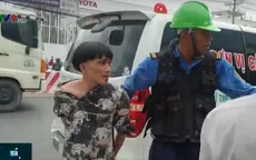 Thanh niên nghi ngáo đá đập phá xe sau khi gây tai nạn