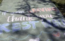 Thông điệp tri ân bác sĩ trên lối đi của bệnh viện tại Mỹ