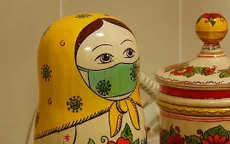 Búp bê Matryoshka đeo khẩu trang trong mùa dịch COVID-19