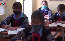 Học sinh lớp 9 và 12 ở Yên Bái đi học trở lại, chấp hành nghiêm việc đeo khẩu trang