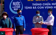 Tặng hàng trăm thùng chứa nước cho người dân vùng hạn mặn Cà Mau