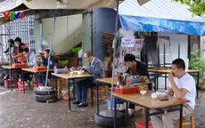 Nhiều hàng quán thực hiện nghiêm túc giãn cách khách hàng khi hoạt động trở lại