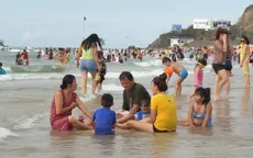 Bãi biển Vũng Tàu đông nghịt người, hầu hết không đeo khẩu trang