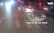 Vượt đèn đỏ, ô tô con đâm trúng người phụ nữ đi xe máy