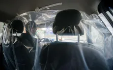 Tài xế taxi tại Mexico lắp màn nhựa trong ô tô để ngừa COVID-19