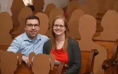 Mỹ: Tự tạo hình khách mời đám cưới bằng bìa carton