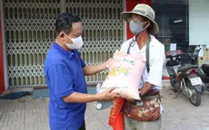 Cần Thơ: Đến tận nhà trao quà cho người bán vé số gặp khó khăn
