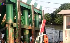 Tàu chở gần 200 container đâm vào cầu phao phà Cát Lái