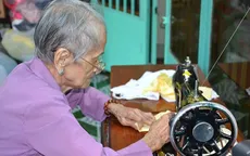 Cụ bà 98 tuổi may khẩu trang vải tặng người nghèo
