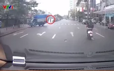 Tài xế ô tô tải đánh lái tránh xe máy sang đường