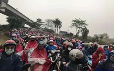 Nguy cơ lây bệnh khi người dân chen chúc đi phà