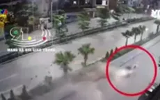 Xe taxi phóng nhanh, đâm đổ cột đèn chiếu sáng