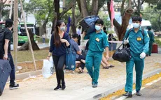 Hàng nghìn người rời khu cách ly và tình cảm dành cho lực lượng ở lại