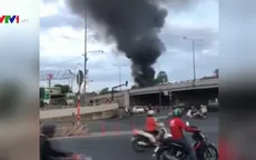 Cháy bãi rác lan sang nhà dân