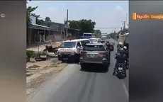 Ô tô chạy lấn làn, ép hai xe cứu thương dạt xuống lề đường