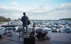 Ngồi ô tô xem concert, kiểu giải trí độc đáo mới thời COVID-19