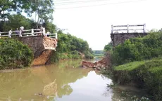 Sập cầu độc đạo, hàng trăm hộ dân di chuyển khó khăn