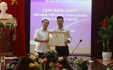 Nhảy xuống sông cứu người, sinh viên Lào nhận bằng khen Bộ trưởng