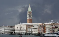 Italy: Nổ lớn tại nhà máy hóa chất, khói đen bao trùm bầu trời Venice