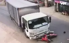 Clip: Tai nạn bất ngờ do xe máy lao ra từ đường nhánh