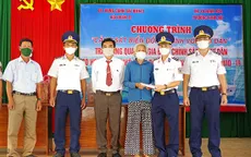 Cảnh sát biển hỗ trợ ngư dân khó khăn do dịch COVID-19