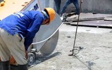 Dùng lưỡi cắt kim cương đục trần nhà 8B Lê Trực