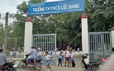Bực mình vì chờ lâu, phụ huynh dùng mũ bảo hiểm đánh cô giáo bất tỉnh