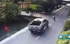 VIDEO: Kinh hoàng "xe điên" đâm bé trai đi học về rồi lao thẳng xuống mương