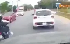 VIDEO: Xe máy vượt ẩu tông trúng bà lão đi bộ sang đường