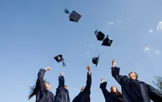 Thời COVID, học sinh tại Mỹ nhận bằng tốt nghiệp trên ô tô