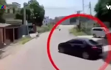Ô tô quay đầu ẩu suýt gây tai nạn